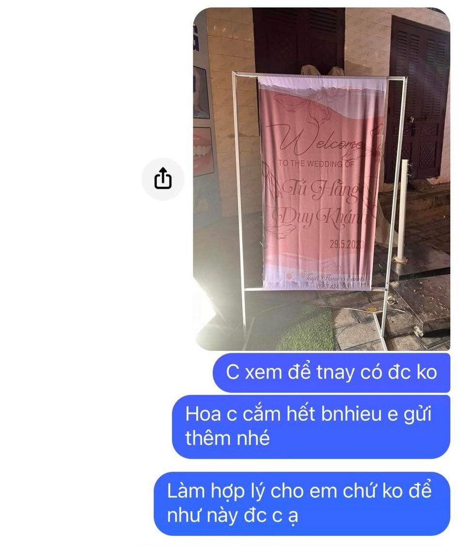 Kể cả bảng tên ngoài cổng rạp cũng được dựng lên sơ sài. Sự việc lên đỉnh điểm khi cô dâu đã nhắn tin khiếu nại thì chủ rạp còn tỏ ra rất tự tin với con mắt thẩm mỹ của mình.