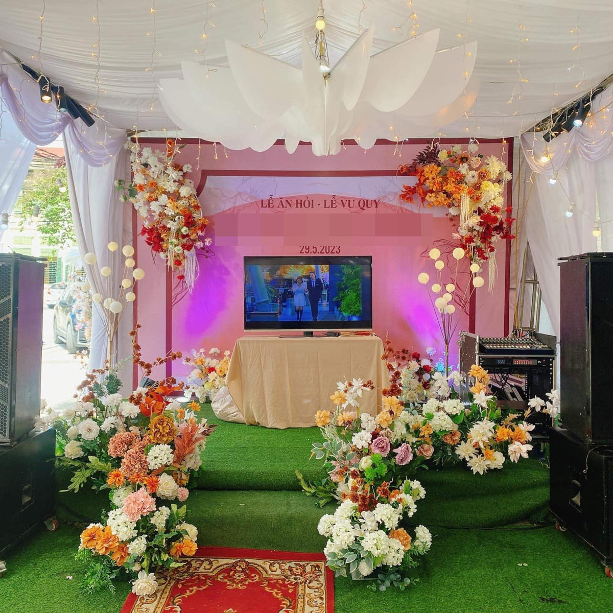 So sánh hai hình ảnh có thể thấy rạp cưới thực tế được dựng hoàn toàn khác nhau.
