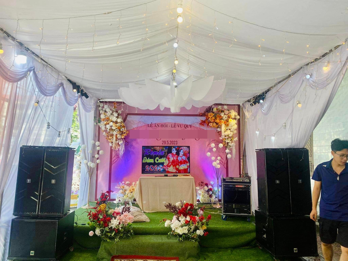 Tuy nhiên thực tế của đám cưới cô dâu khác xa với ảnh mẫu được giới thiệu.