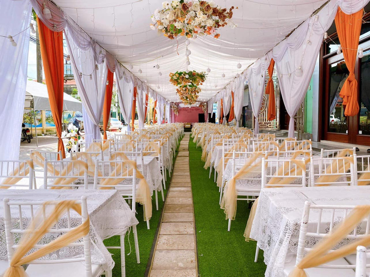 Hiện bài đăng đang nhận về sự quan tâm của mọi người, đa phần ai cũng đều đồng cảm với cô dâu và cho rằng với số tiền 42 triệu đã bỏ ra thì kết quả nhận lại phải chất lượng hơn. Ảnh: Group Yêu là cưới