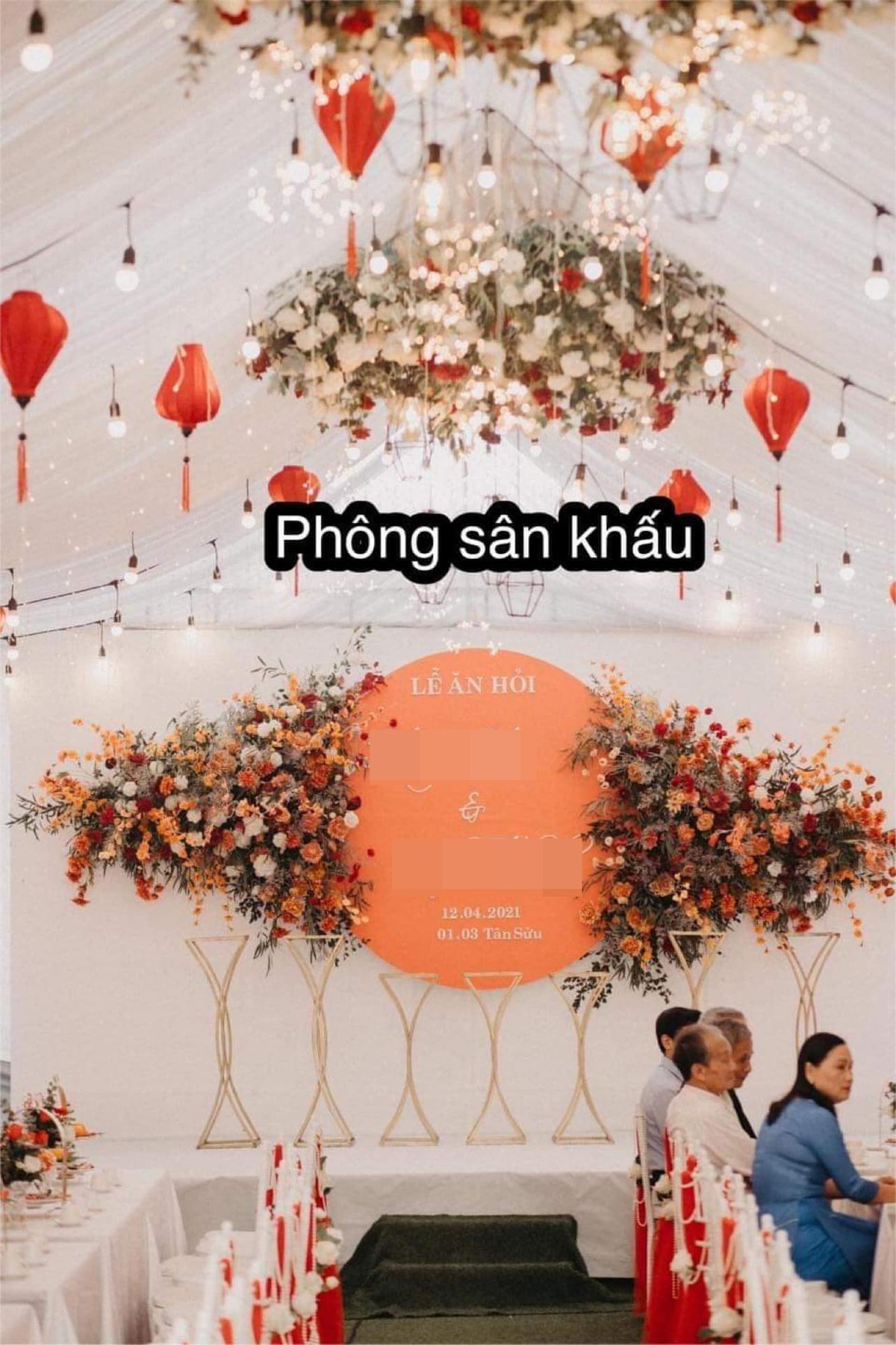 Theo cô dâu chia sẻ, đơn vị dựng rạp cưới gửi hình mẫu cho cô một đằng, nhưng khi dựng rạp lên thì như cái chuồng gà khiến cô dâu ngán ngẩm nhưng vẫn phải cưới vì không thể thay đổi kịp.