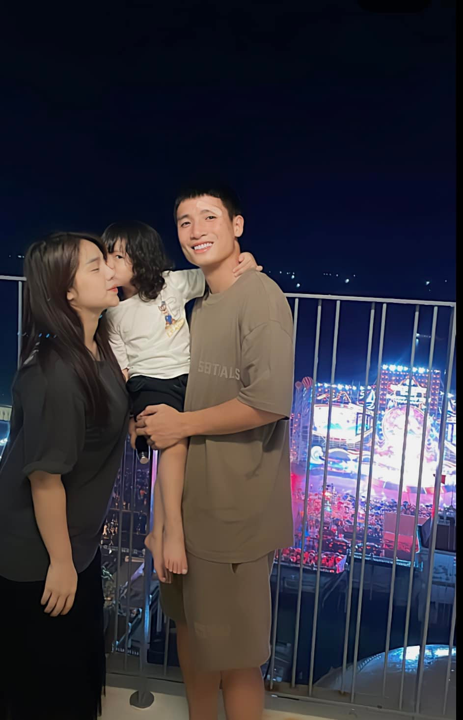 Mấy ngày qua, người hâm mộ bóng đá xôn xao với dòng trạng thái ẩn ý trục trặc chuyện vợ chồng của bà xã trung vệ Bùi Tiến Dũng.