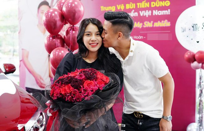 Nam cầu thủ luôn nhớ ngày sinh nhật, dịp lễ quan trọng để dành lời chúc, món quà ý nghĩa cho bà xã và hai con gái.