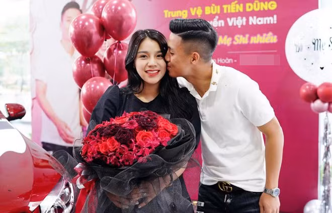 Nam cầu thủ luôn nhớ ngày sinh nhật, dịp lễ quan trọng để dành lời chúc, món quà ý nghĩa cho bà xã và hai con gái.