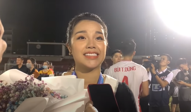 Cũng trong khoảnh khắc này, khi được hỏi đánh giá, cảm nhận của bản thân về ông xã, vợ trung vệ Bùi Tiến Dũng bày tỏ: “Trên sân cỏ 100 điểm, ngoài đời 1.000 điểm”.