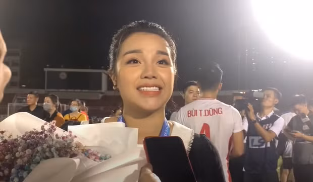 Cũng trong khoảnh khắc này, khi được hỏi đánh giá, cảm nhận của bản thân về ông xã, vợ trung vệ Bùi Tiến Dũng bày tỏ: “Trên sân cỏ 100 điểm, ngoài đời 1.000 điểm”.