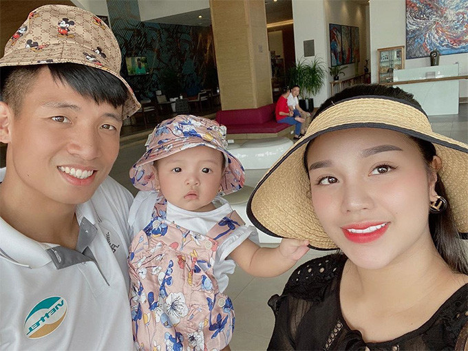 Điều này khiến người hâm mộ của cặp đôi “thở phào” sau những đồn đoán rạn nứt tình cảm. Bởi Bùi Tiến Dũng và Nguyễn Khánh Linh là một trong số những cặp đôi đẹp của làng bóng đá, sở hữu lượng fan lớn.