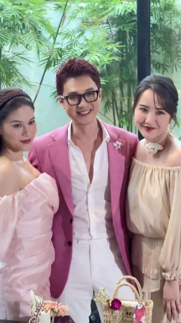 Dù chỉ là những khoảnh khắc quay vội nhưng vợ thiếu gia Phan Thành vẫn khoe trọn diện mạo xinh đẹp với nụ cười rạng ngời, thần thái tự tin.