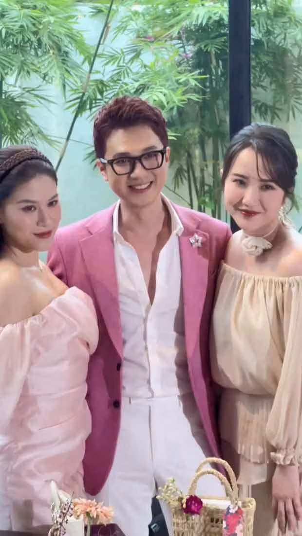 Dù chỉ là những khoảnh khắc quay vội nhưng vợ thiếu gia Phan Thành vẫn khoe trọn diện mạo xinh đẹp với nụ cười rạng ngời, thần thái tự tin.