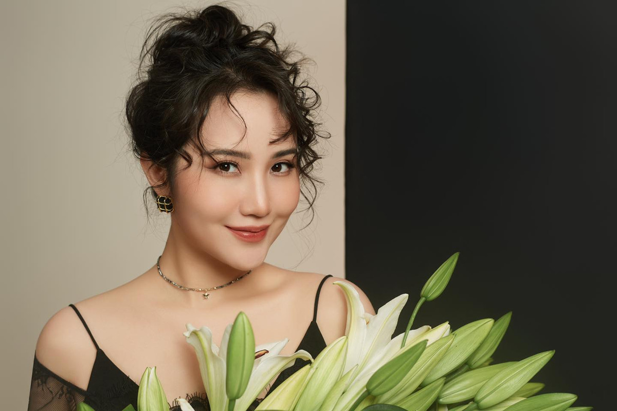 Cô cũng tích cực tập tành và có chế độ ăn uống riêng để giảm cân, lấy lại vóc dáng hồi còn con gái.