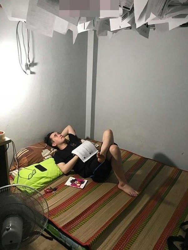Để tránh mỏi tay khi cầm sách ôn bài, nam sinh này sáng tạo ra cách là xé sách ra dán lên trần nhà để mỗi khi mở mắt ra là có thể thấy chữ và học ngay. Ảnh: Tổng hợp Internet
