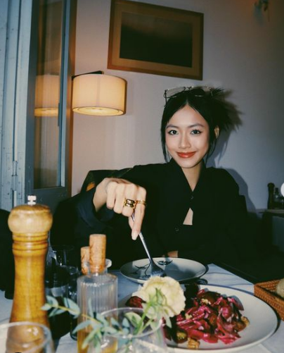 Gái xinh 2K2 nổi bật với làn da nâu khỏe khoắn cùng thần thái cuốn hút và phong cách đa dạng trong các shoot hình.