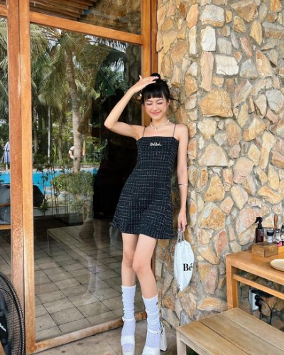 Hot girl 2K được biết đến với làn da nâu, môi tều cùng những bức ảnh gợi cảm, nóng bỏng.