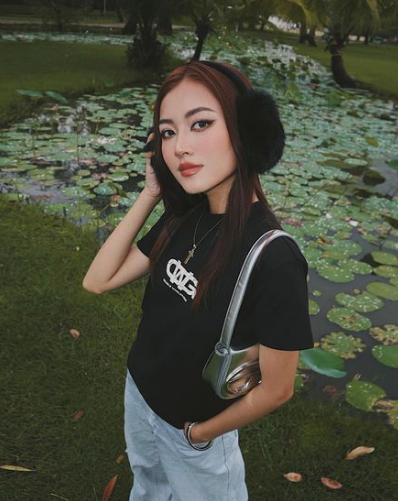 Xuân Mai được cư mạng nhận xét gợi cảm theo cách riêng đậm chất gái Tây.