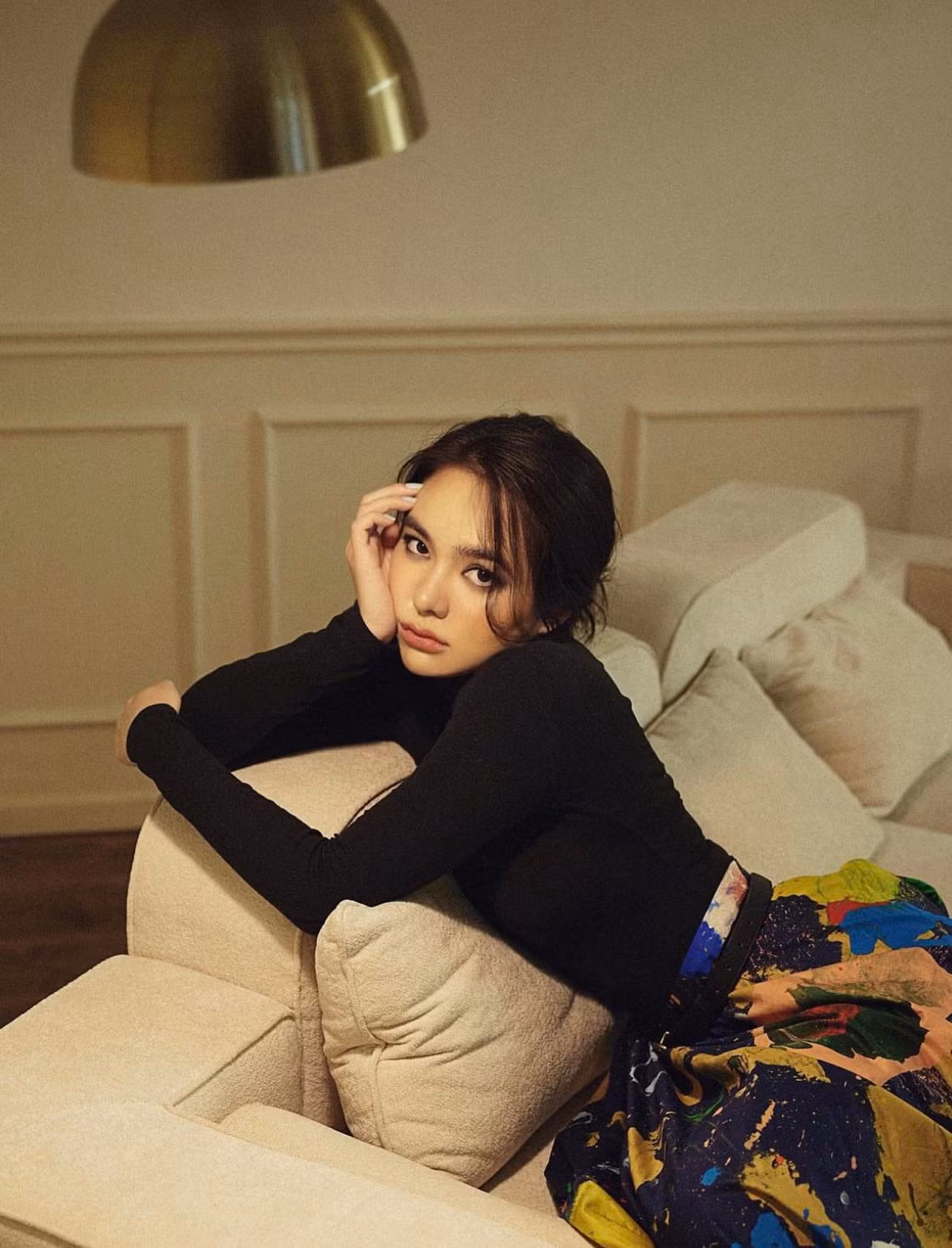 Vẻ đẹp mộc mạc không kém phần quyến rũ của cô gái mang ba dòng máu được khen ngợi hết lời.