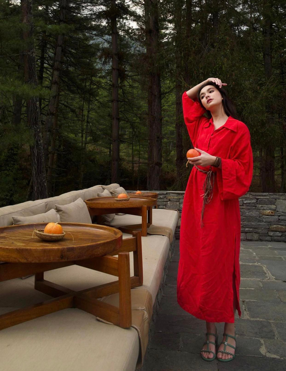 Sau khi tốt nghiệp cấp ba, Thiên Trang theo học ngành Marketing của trường Đại học Swinburne Việt Nam.