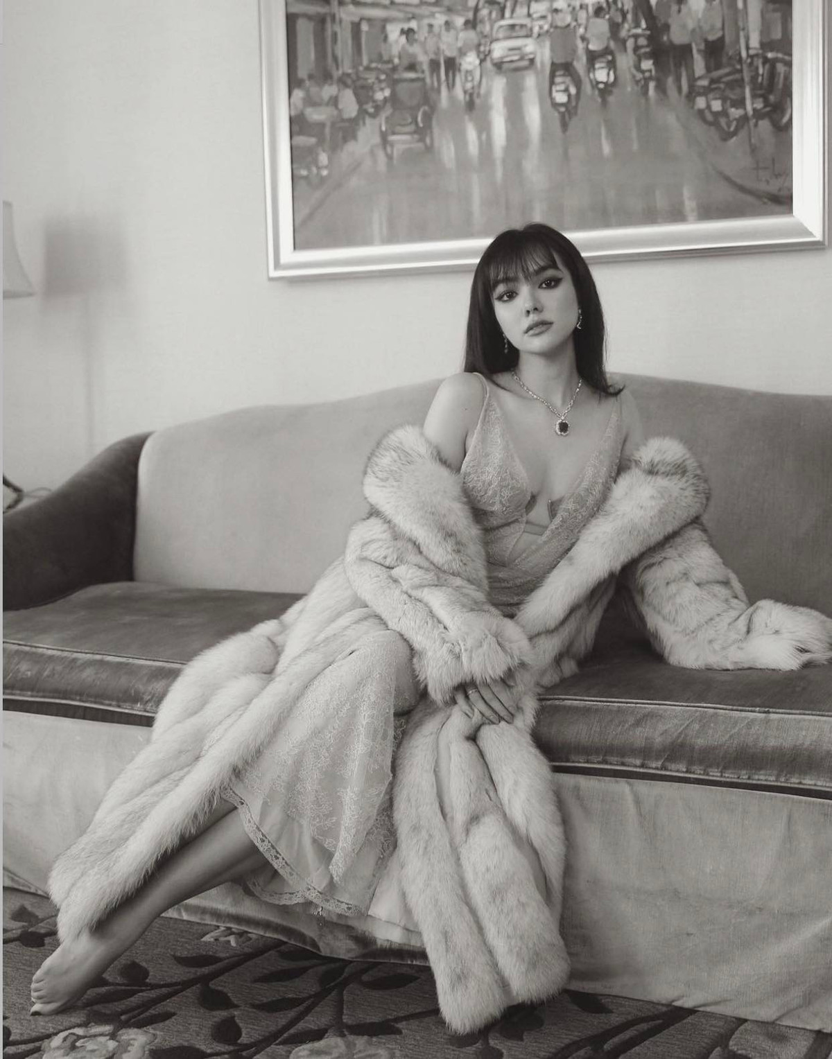 Sự sang trọng và quý phái là điều làm nên sức hút ở nàng hot girl lai.