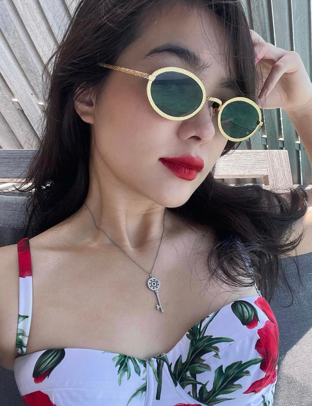 Cô nàng là mẫu ảnh có tiếng. Ngoài ra, cô còn làm thêm một số công việc khác để kiếm thêm thu nhập.