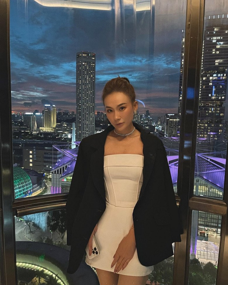 Không còn gắn bó với những trang phục đi làm kín đáo, ngày thường, Ngọc Ánh diện trang phục nữ tính và luôn có những khoảng hở để khéo khoe dáng thon.