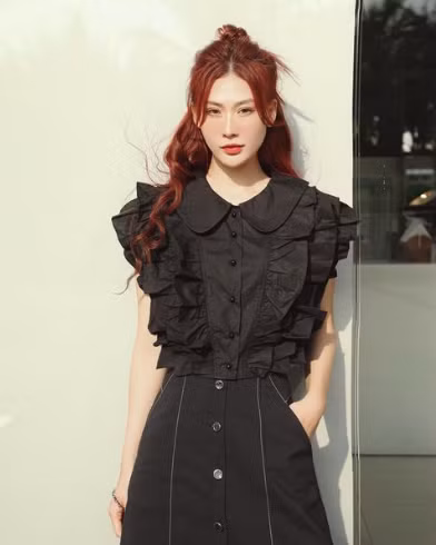 Cô được nhiều người ngưỡng mộ vì độc lập tài chính từ khi còn đi học. Cô không phụ thuộc nhiều vào gia đình.