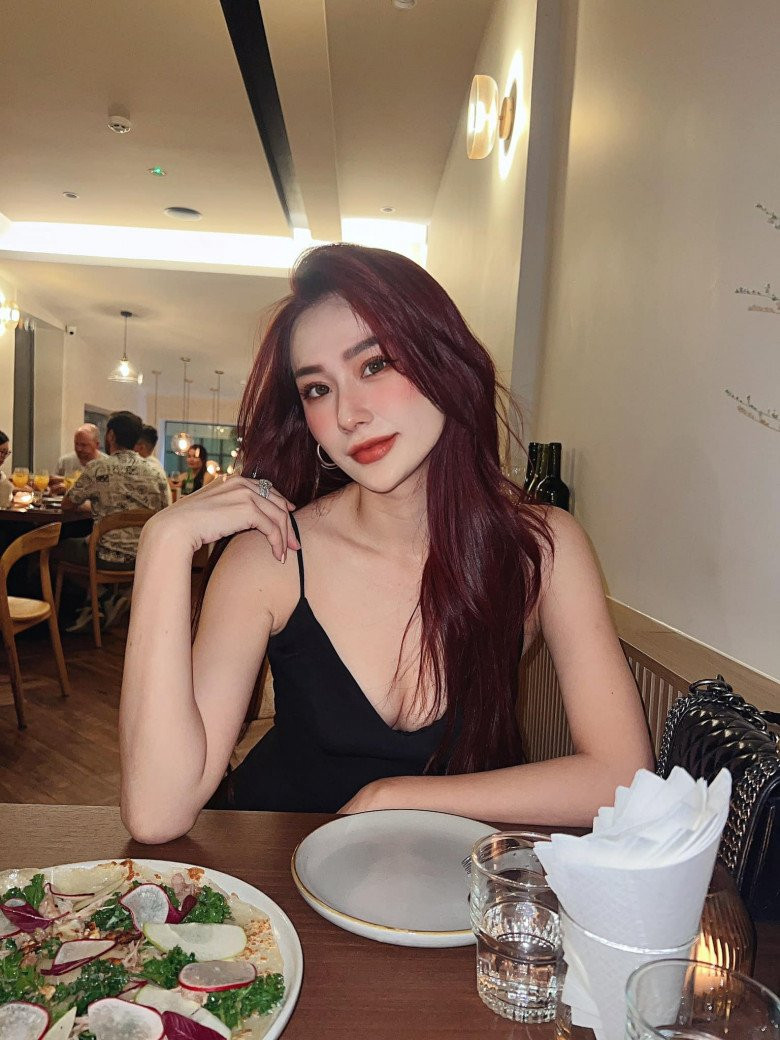 Ngày thường, ăn mặc thanh lịch, kín đáo là thế. Cởi bỏ chiếc áo dài hay áo sơ mi công sở, Ngọc Ánh hoá ngay nàng hot girl quyến rũ với những bộ cánh "kiệm vải", khoe vóc dáng nuột nà.