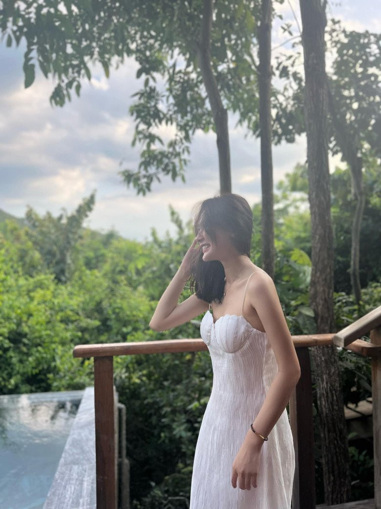 Với gương mặt sắc sảo cùng vóc dáng thon gọn, quyến rũ, bạn gái Vũ Văn Thanh thu hút sự chú ý từ đông đảo cư dân mạng.