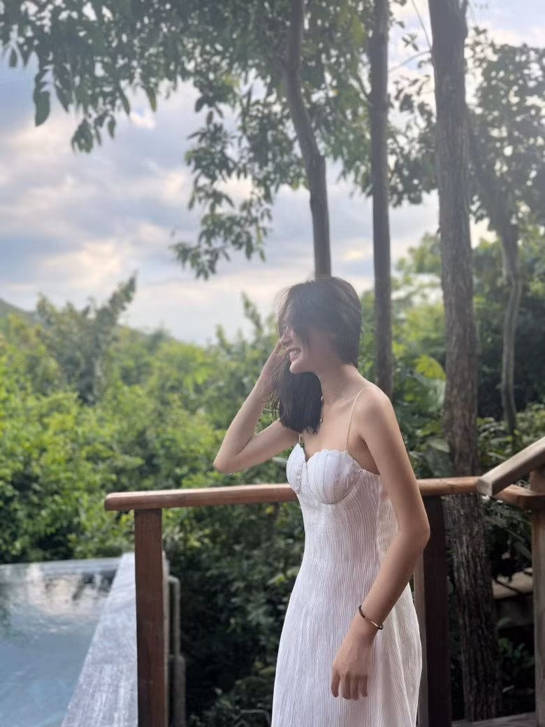 Với gương mặt sắc sảo cùng vóc dáng thon gọn, quyến rũ, bạn gái Vũ Văn Thanh thu hút sự chú ý từ đông đảo cư dân mạng.