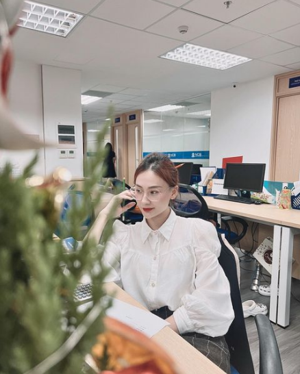 Được biết tên thật của cô nàng là Lê Ngọc Ánh, hiện tại đang sinh sống ở TP.HCM và làm việc ở một ngân hàng.