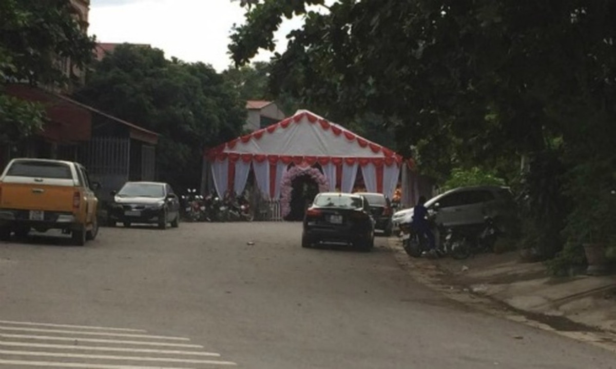 Một chiếc rạp cưới đẹp mắt nhưng không đẹp lòng người đi đường.