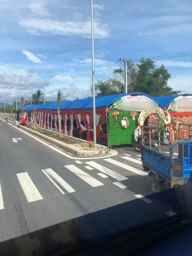 Đã có không ít trường hợp rạp cưới dựng chiếm hết lòng đường khiến nhiều người bức xúc.