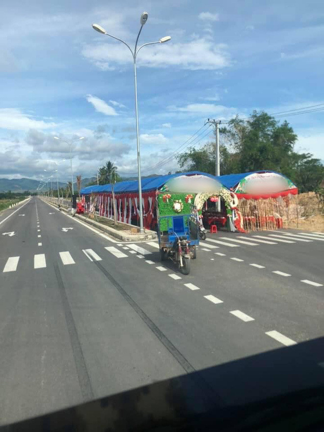 Việc dựng rạp cưới chắn lối là điều không nên, theo nhiều cư dân mạng như vậy là lấn chiếm lòng đường.