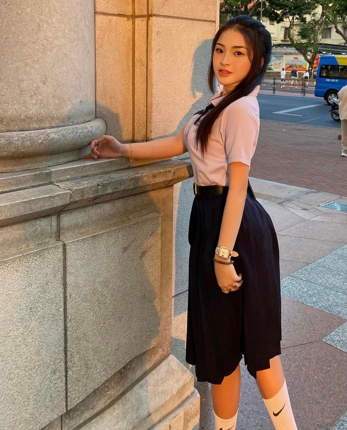 Dưới phần bình luận, người hâm mộ dành nhiều lời khen ngợi cho cô nàng vì gu ăn mặc trẻ trung, đẹp chẳng kém nữ sinh cấp 3 xứ chùa Vàng.