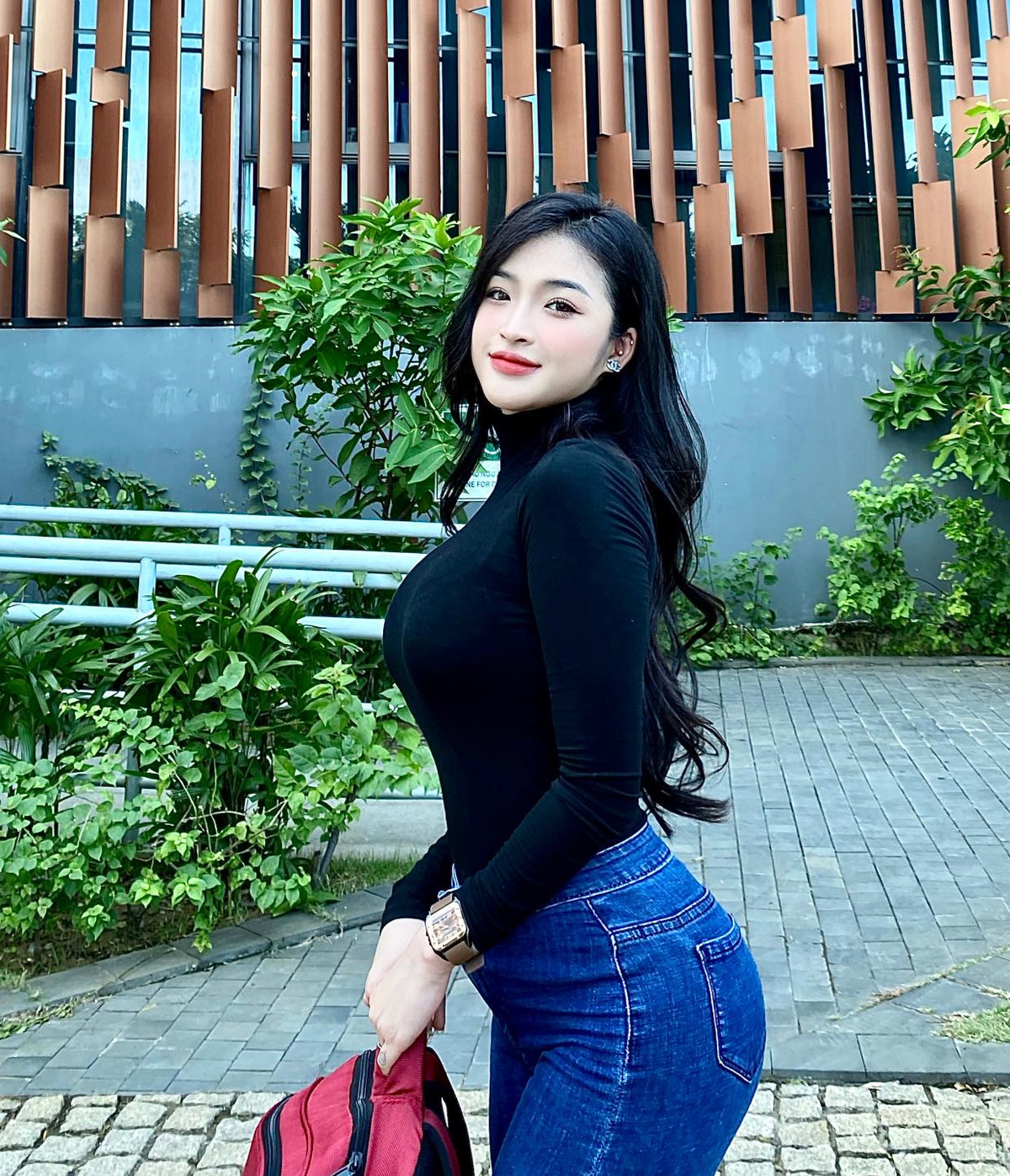 Mặc dù hình thể phổng phao hơn bạn bè đồng trang lứa khiến cô bị bạn học trêu đùa là "mặt học sinh, thân hình phụ huynh" nhưng hot girl này bỏ ngoài tai những lời mỉa mai.