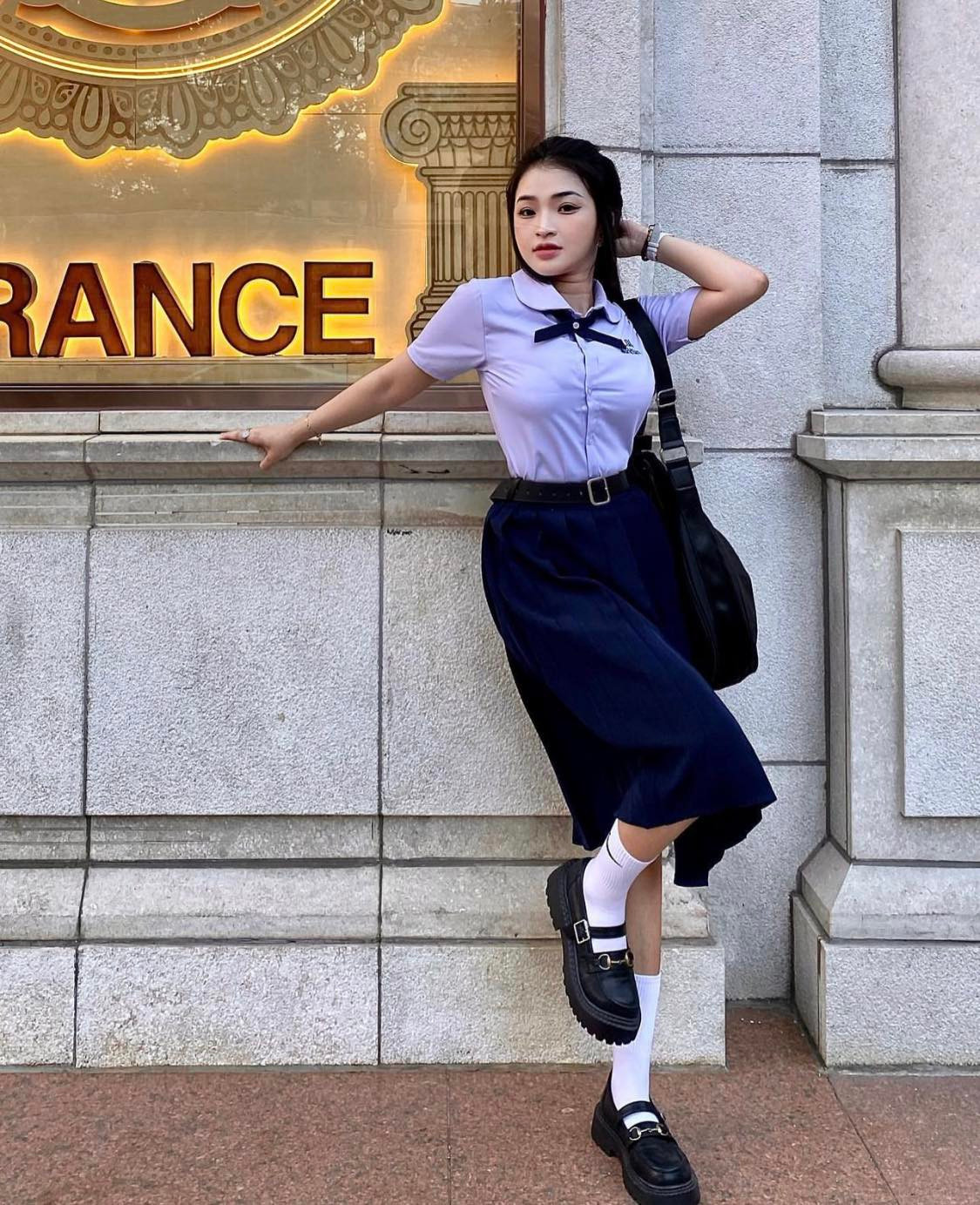 Mới nhất, hot girl Phan Thị Bảo Trân gây chú ý khi đăng tải loạt ảnh diện đồng phục nữ sinh Thái Lan, dạo chơi trên đường phố Bangkok.