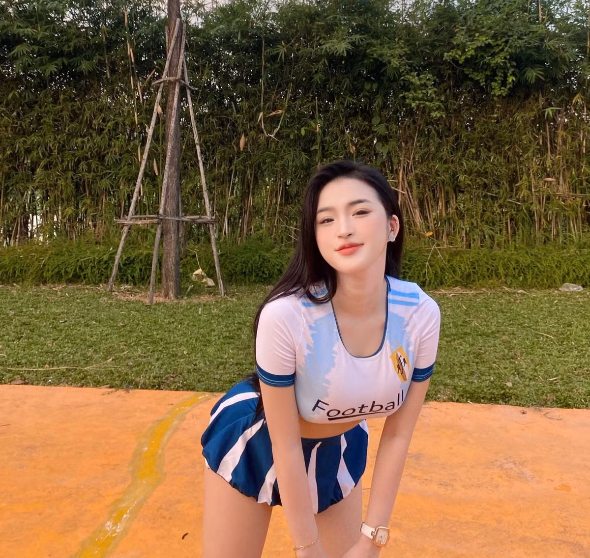 Cô nàng thường xuyên diện đồ bó sát khoe trọn lợi thế hình thể.