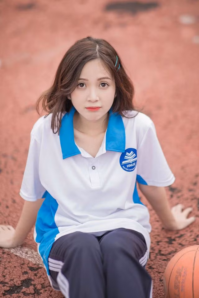 Sở hữu gương mặt dễ thương cùng nụ cười tỏa nắng, cô nhận được hàng chục nghìn lượt yêu thích và những lời khen ngợi về nhan sắc "kẹo ngọt".