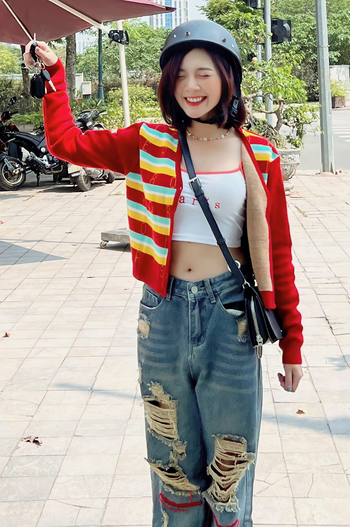 Hiện tại Ngọc Huyền 26 tuổi, tuy nhiên cô nàng vẫn sở hữu gương mặt trẻ hơn tuổi, cư dân mạng thường gọi là gương mặt "búng ra sữa".