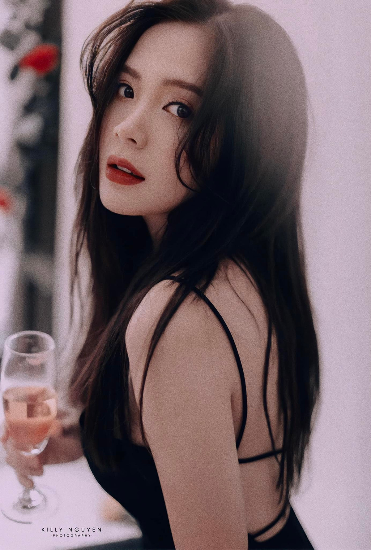 Trái ngược với thân hình trẻ trung là vậy, thân hình của gái xinh lại trưởng thành và phong cách gợi cảm hơn xưa.