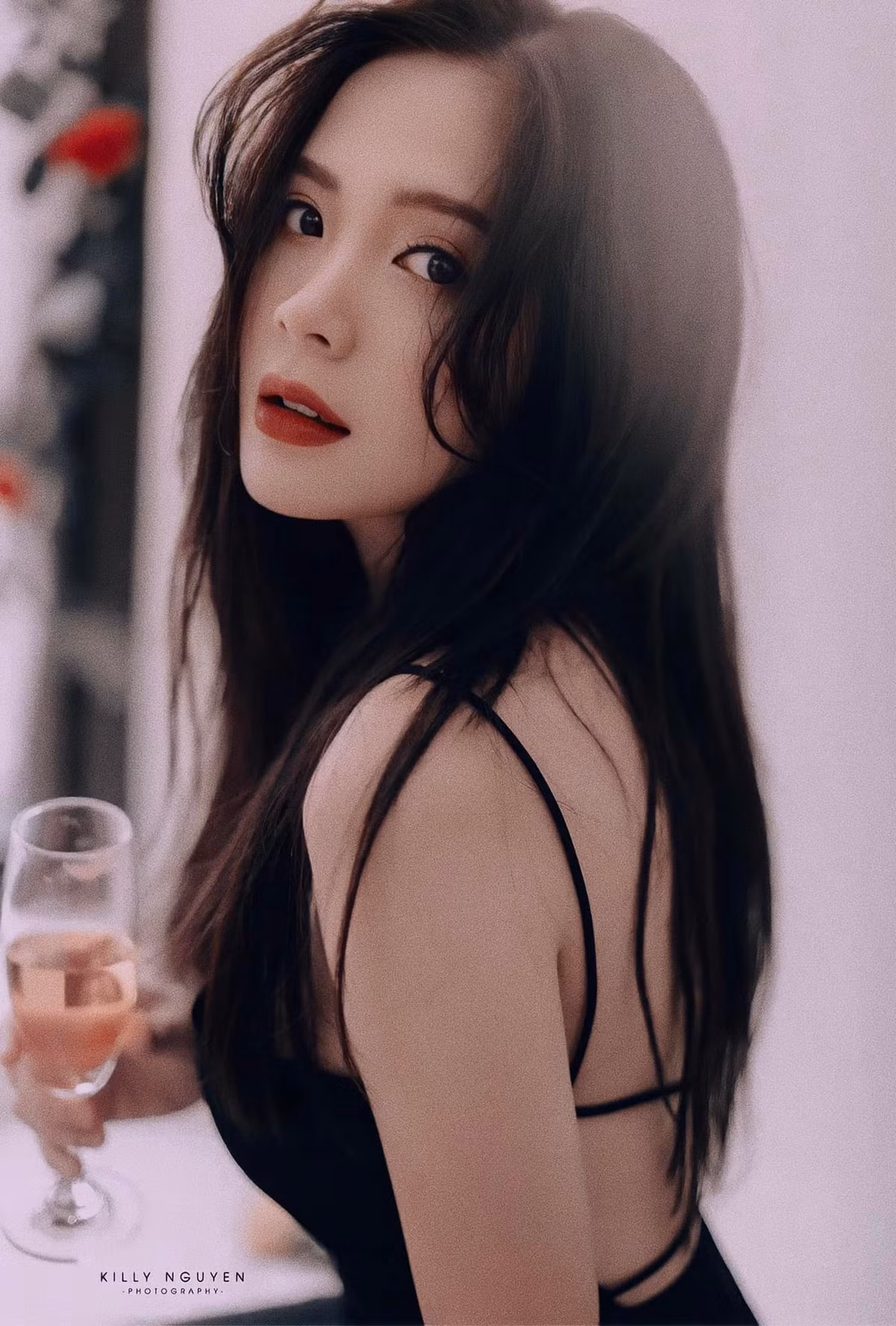 Trái ngược với thân hình trẻ trung là vậy, thân hình của gái xinh lại trưởng thành và phong cách gợi cảm hơn xưa.