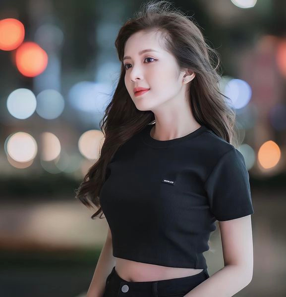 Nguyễn Hoàng Ngọc Huyền cho biết rằng ngoại hình hơi thấp nhỏ cũng là điểm tự ti lớn nhất của mình. Tuy vậy trong mỗi shoot hình, dù phong cách nào cô vẫn tạo dáng vô cùng tự tin.