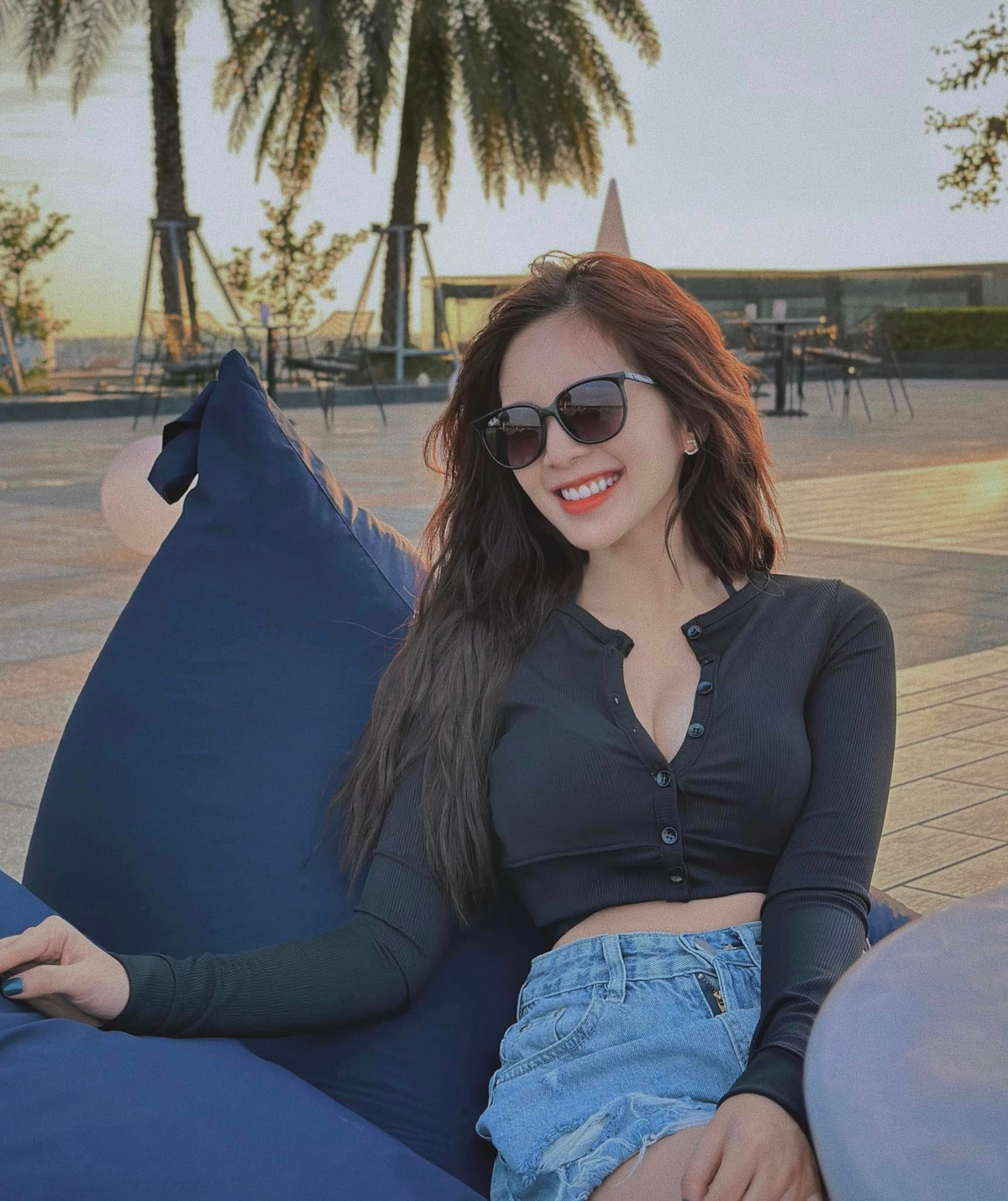 Nguyễn Hoàng Ngọc Huyền có phong cách trẻ trung, gợi cảm nhưng cũng thời thượng với cách phối hợp khéo léo.