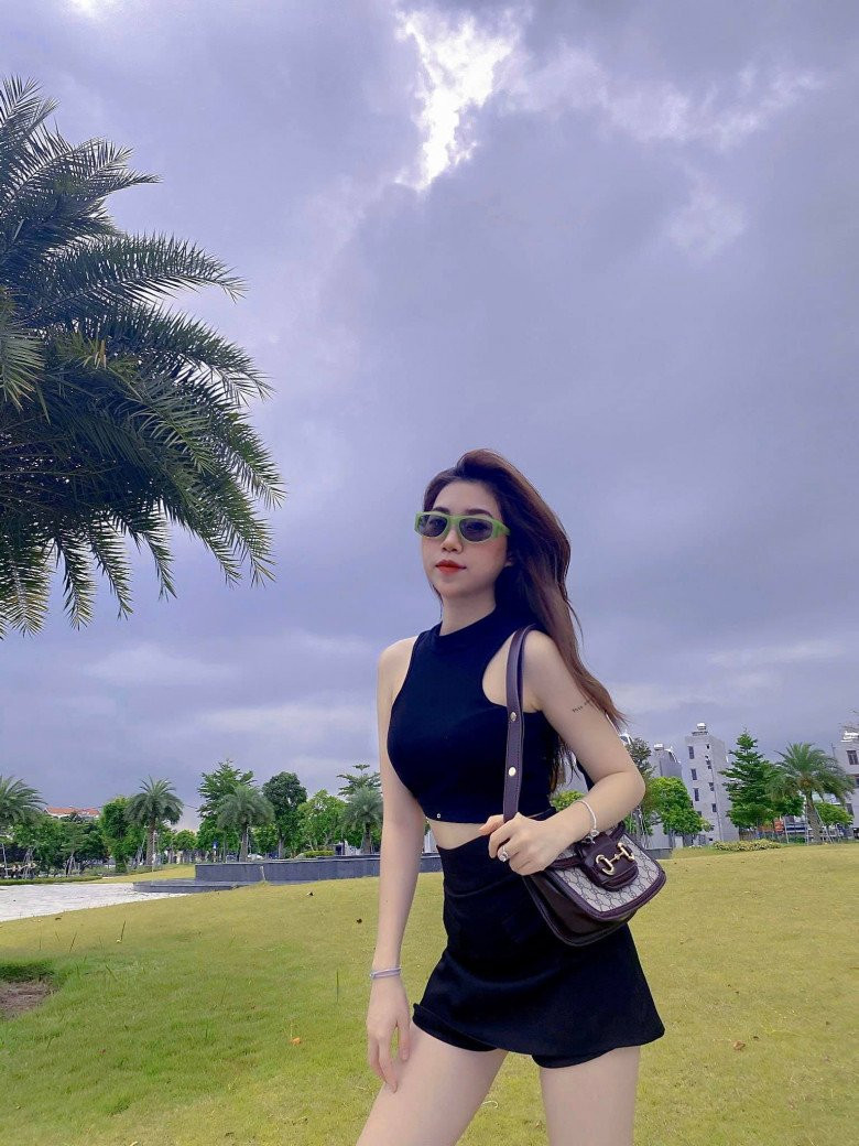 Em gái Văn Toàn rất thân thiết với anh trai, cô thường xuyên chụp ảnh chung với Văn Toàn mỗi lần cầu thủ này về thăm gia đình.