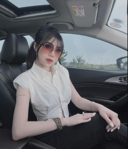 Theo dõi trang cá nhân của em gái Văn Toàn, không khó để thấy cô rất chăm đăng tải những hình ảnh khoe da trắng, dáng thon vô cùng long lanh.