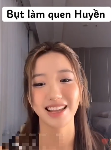 Cụ thể, nữ TikToker chia sẻ : "Mình có người yêu rồi nên không bao giờ nhắn tin với con trai. Nên lúc chồng mình nhắn tin, mình chỉ trả lời lại cho có. Tuy nhiên đến một hôm, mình tự dưng thích bạn này vì ngày xưa bạn có quen một chị streamer, hai cặp đôi này dễ thương (Linh Ngọc Đàm và Duy Nhỏ) nên thích cặp đôi này các thứ". Ảnh: Cắt ra từ clip