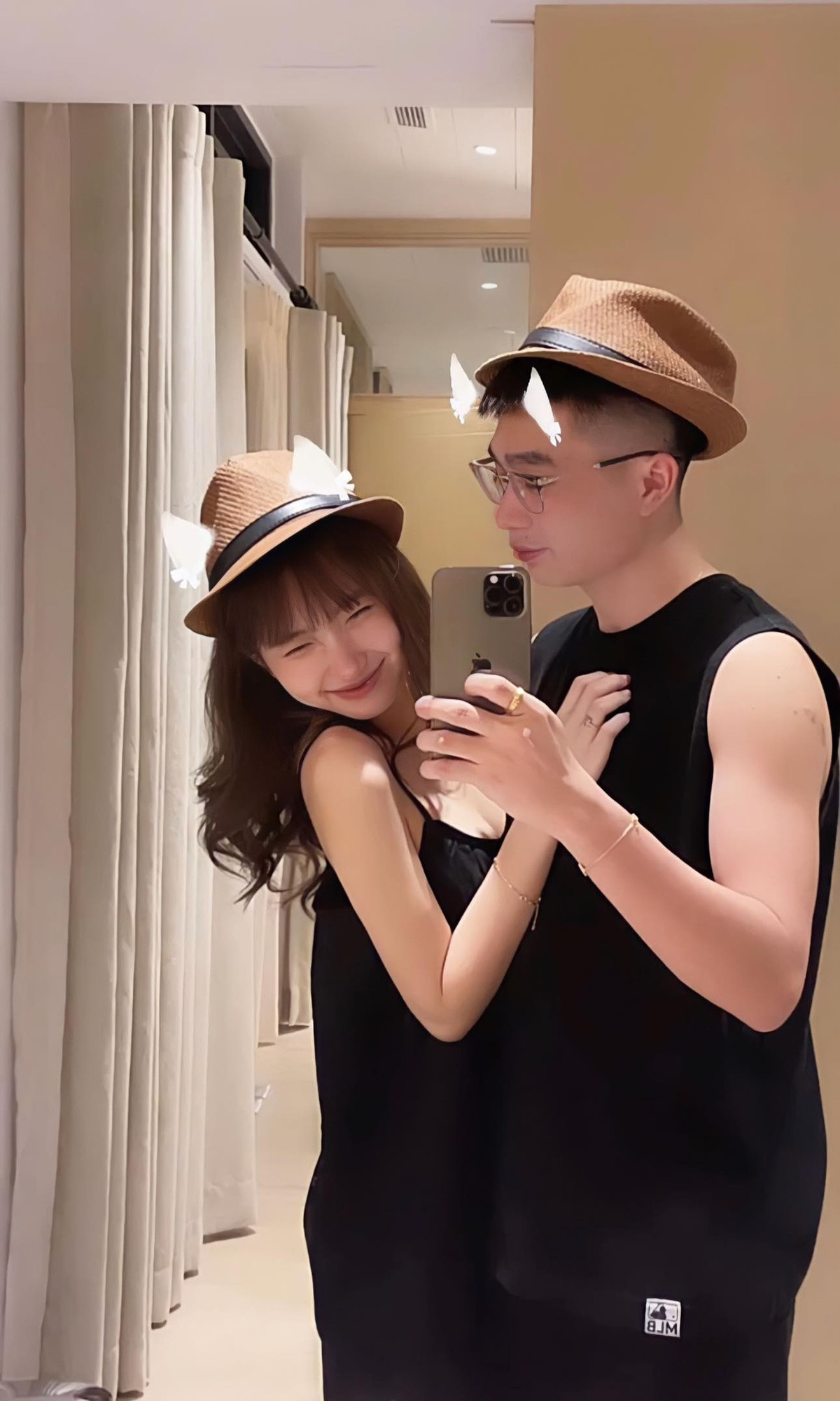 Hot TikToker cũng nói thêm: "Sau khi kết bạn, dù mình trả lời không nhiều nhưng chồng mình cứ nhắn hoài, 'rep story' hoài luôn. Lúc đó vì có người yêu rồi nên mình đã cho vào tin nhắn chờ, quá là phiền".