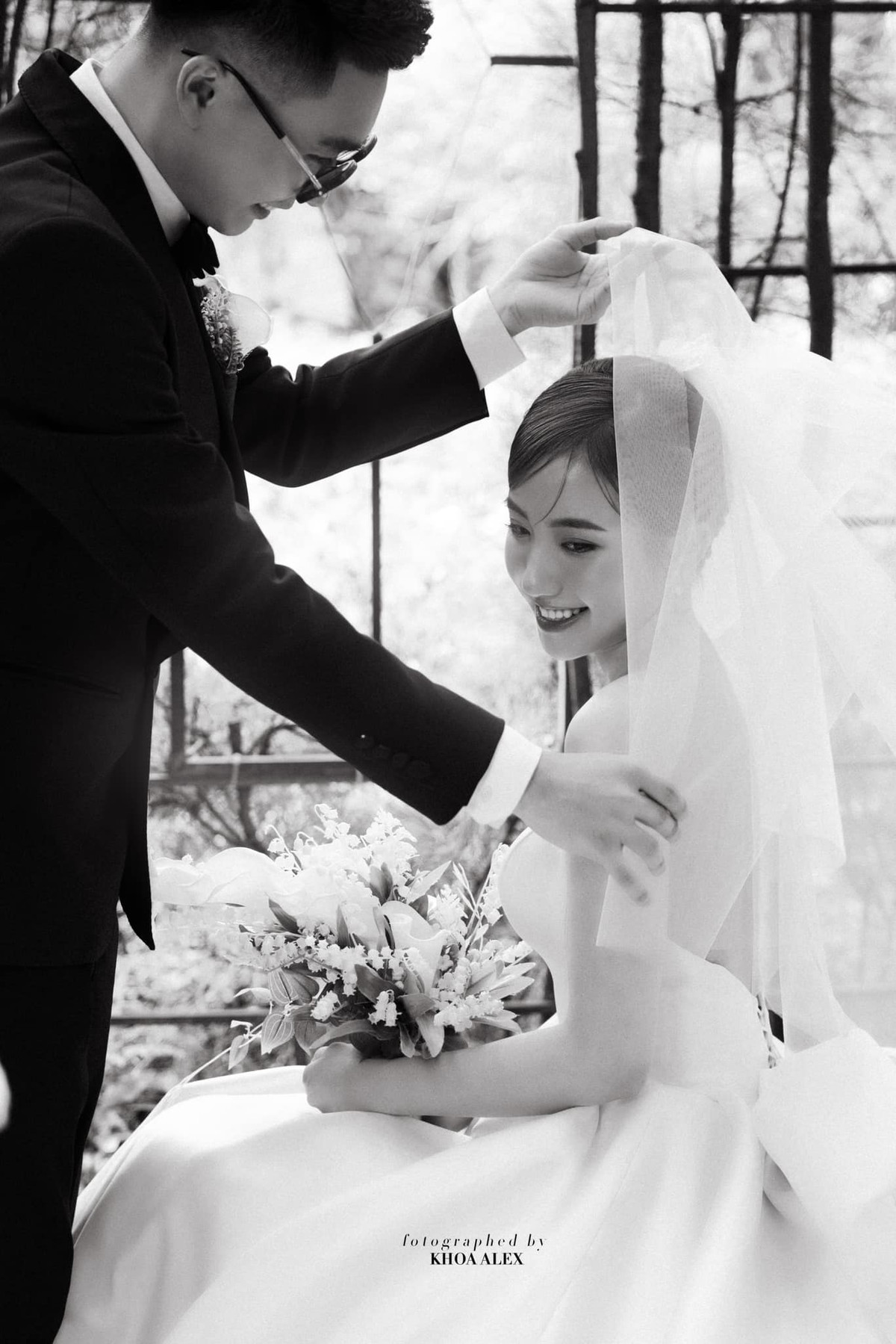 Theo đó, cư dân mạng cho rằng Khánh Huyền có chia sẻ rằng lúc yêu không thích nhắn tin với con trai nhưng cô vẫn trả lời tin nhắn của Duy Nhỏ cũng như chủ động cho anh số tài khoản để lì xì.