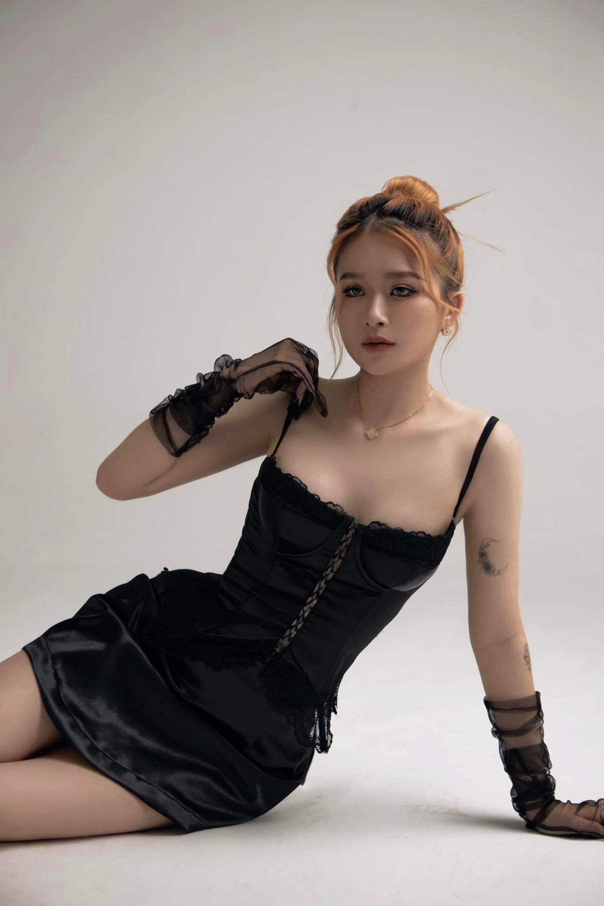 Khi sang du học tại Mỹ, nữ rich kid càng gây "choáng" hơn khi có lần tiết lộ chi tiêu 1 tháng tại đây lên tới 17.500 USD (khoảng 417 triệu đồng). Ngôi trường mà cô nàng đang theo học là Đại học New York với mức học phí lên tới 190 triệu đồng/tháng.