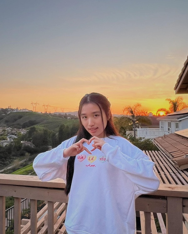 Trái ngược hoàn toàn với Chao, cô nàng Jenny Huỳnh có phong cách sống giản dị, hồn nhiên và vô tư hơn.