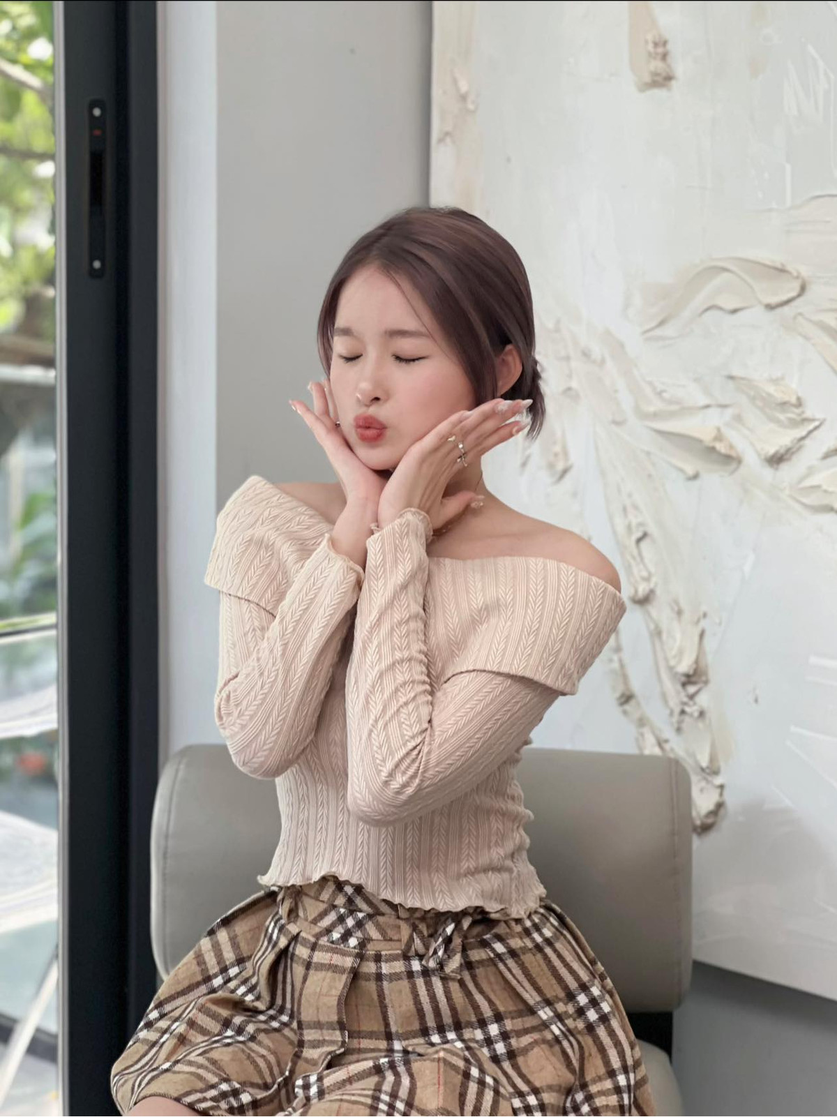 Trước khi sang Mỹ du học, Chao đã gây choáng khi thường xuyên đăng tải những buổi đi mua sắm, đi chơi với chi phí hàng chục triệu đồng.