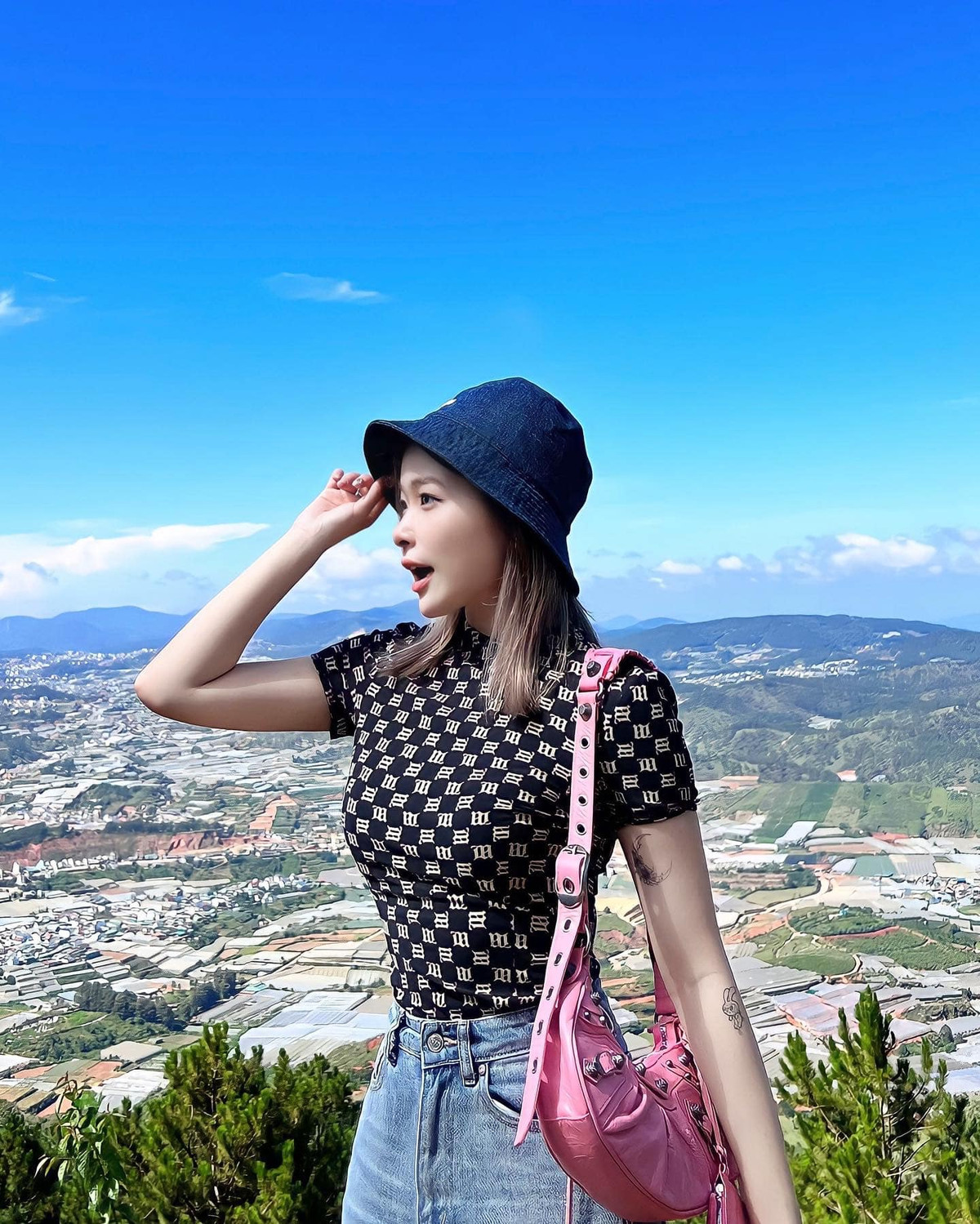 Đều có cuộc sống giàu có nhưng Jenny Huỳnh và Chao lại có những cách thể hiện khác nhau. Khác hoàn toàn với Jenny Huỳnh, rich kid Chao không ngần ngại khoe sự sang chảnh, hào nhoáng của mình trên mạng xã hội.